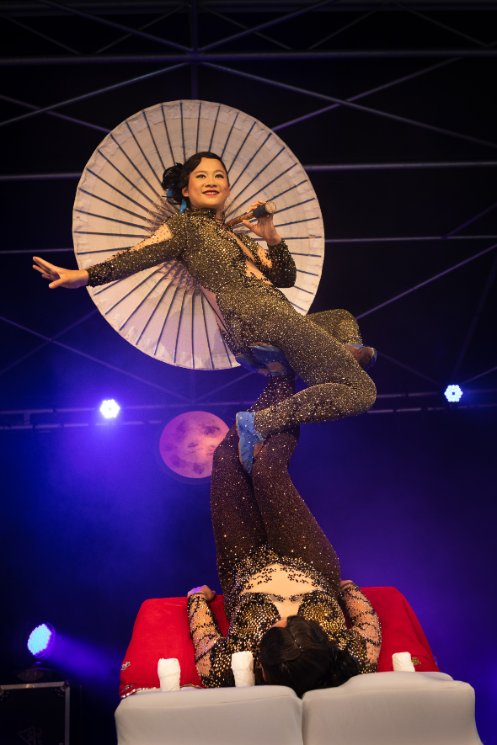 Akrobatikshow des Duo YingLing am Chinesischen Mondfest in Basel 2020.