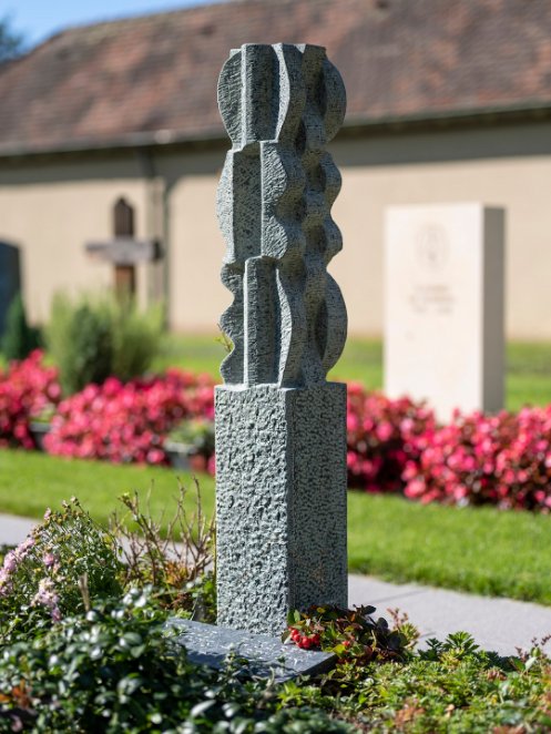 Grabmal des Bildhauers Daniel Caprez aus Riehen (Foto: Lukas Gysin, Basel).